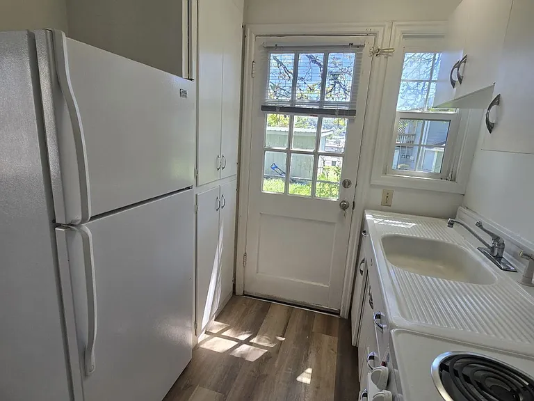 449 NE Winchester St — Photo 8