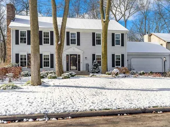 2606 Point O Woods Dr, Rockford, IL 61114