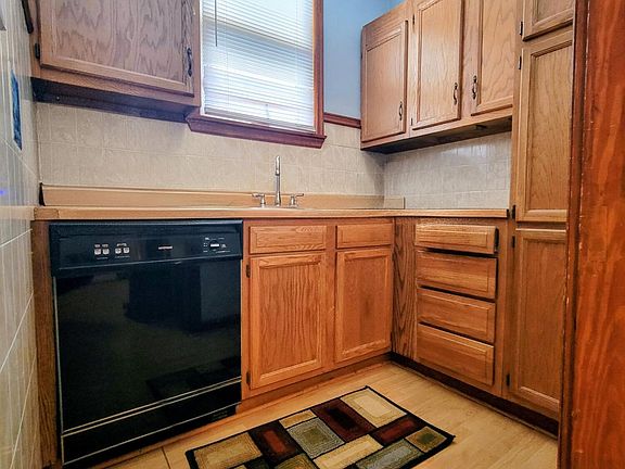 2nd image of 614 Delaware St