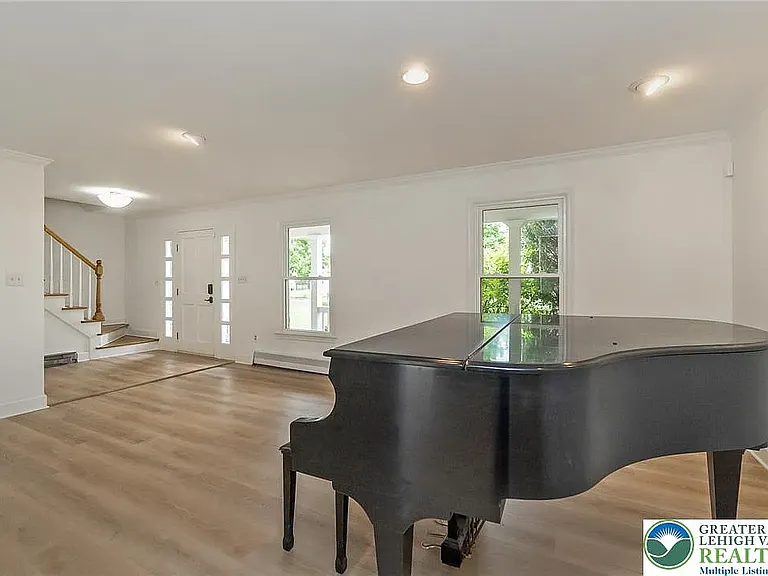 4050 Ascot Cir — Photo 3