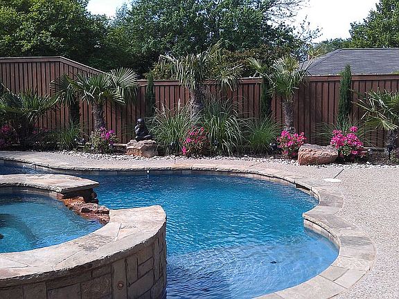 2nd image of 909 Hillside Ln
