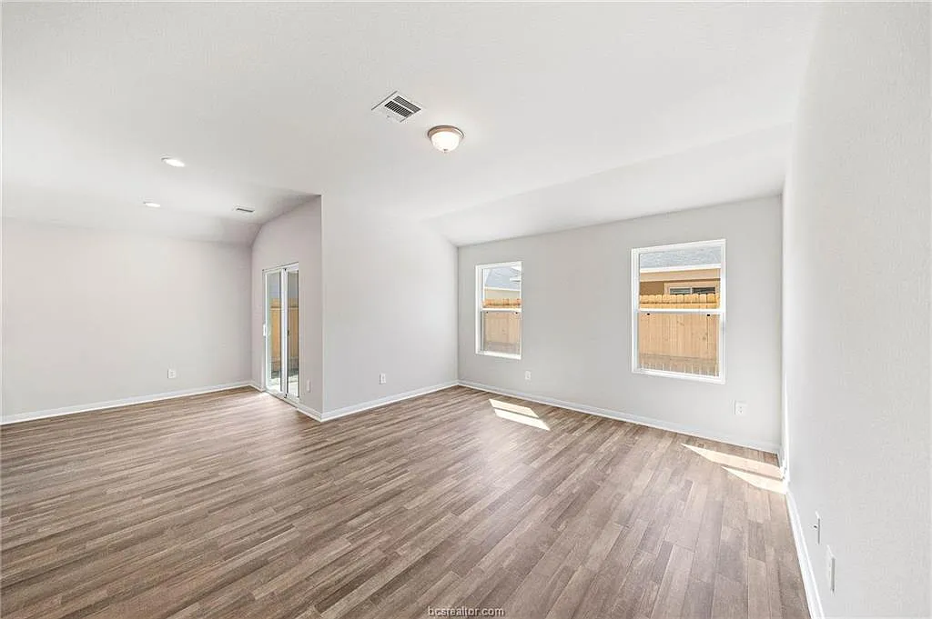 4 bed, 1658 sqft, $2,300 — Photo 2