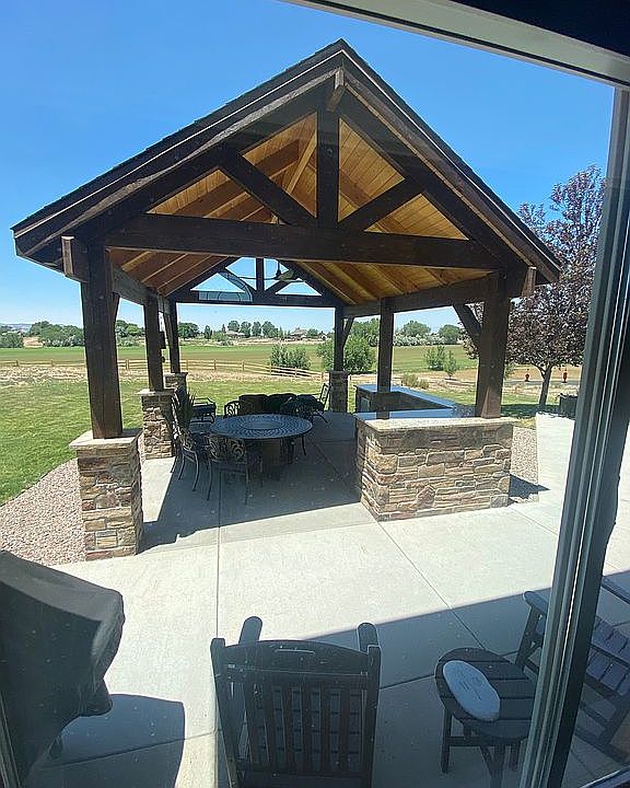 2nd image of 1392 Horseshoe Dr