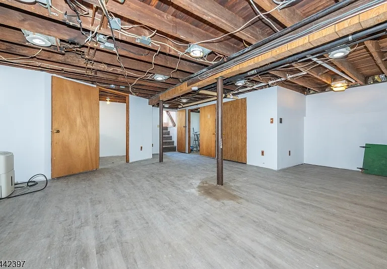 8-02 Henderson Blvd — Photo 23