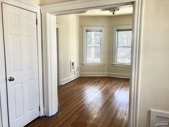 4th image of 40 Center St