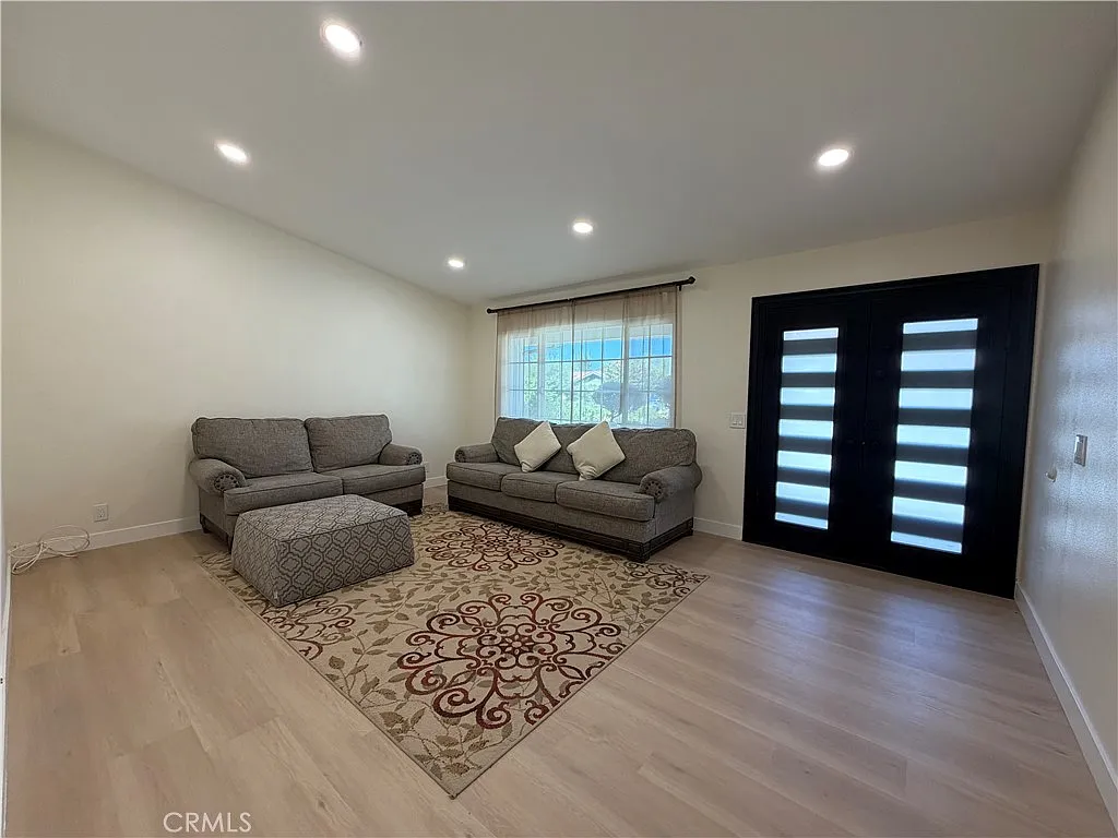 4 bed, 1554 sqft, $3,900 — Photo 2