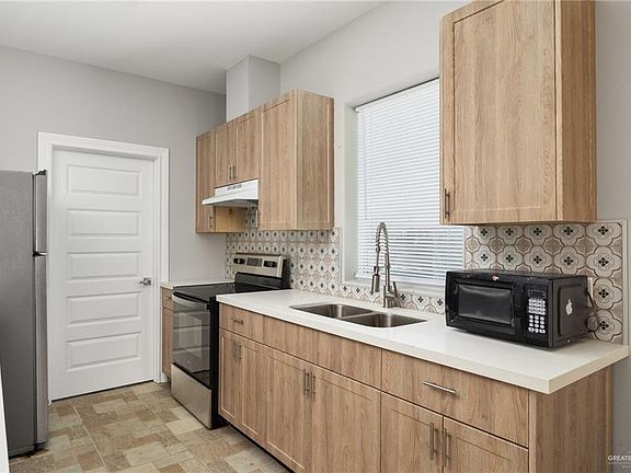 3rd image of 1126 W Cano St