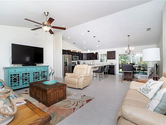 5th image of 1555 Campbell St