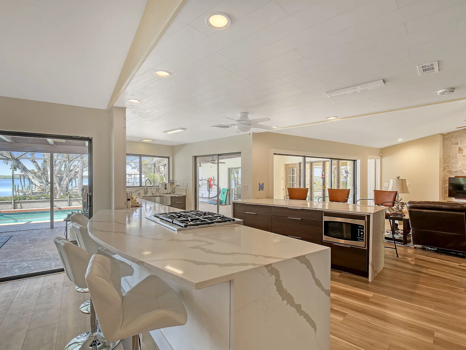 5 bed, 4600 sqft, $10,000 — Photo 2