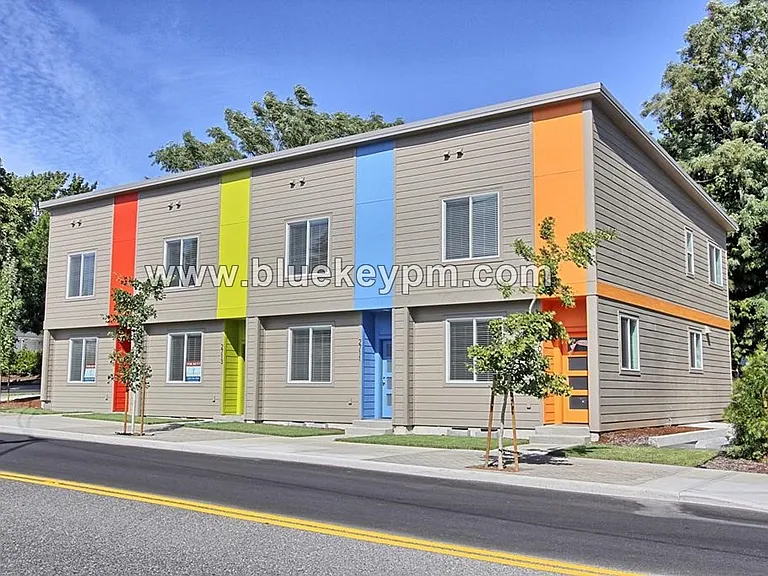 2713 Broadway — Photo 2