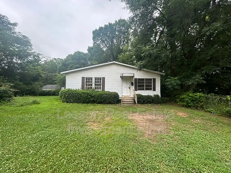 3 bed, 1.0 bath, 924 sqft, $695 — Photo 2