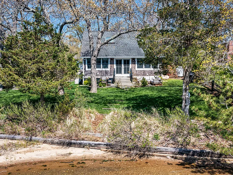 28 Robins Ln — Photo 13