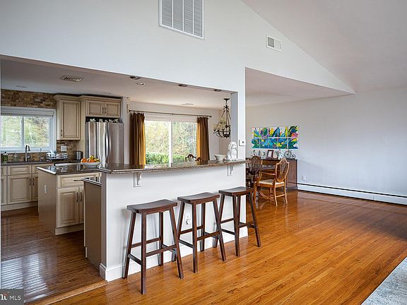 5th image of 1026 Stanford Dr