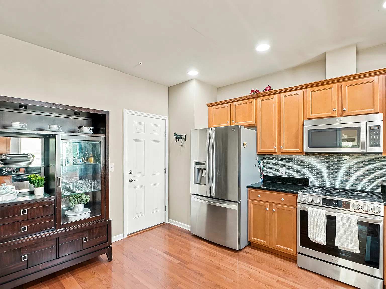 3 bed, 2.5 bath, 2450 sqft, $3,900 — Photo 3