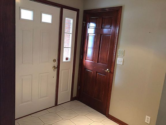 Front entryway & closet.