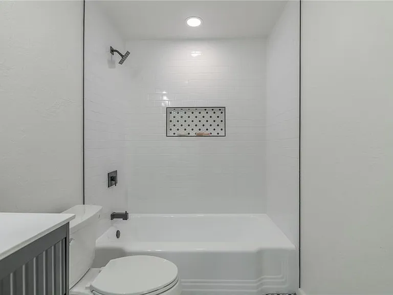 2213 NE 18th St — Photo 33