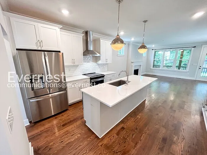 2146 Burns St — Photo 3