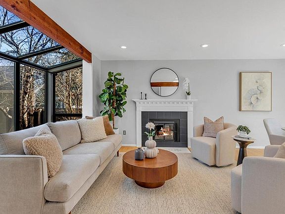 2nd image of 256 W Elm St