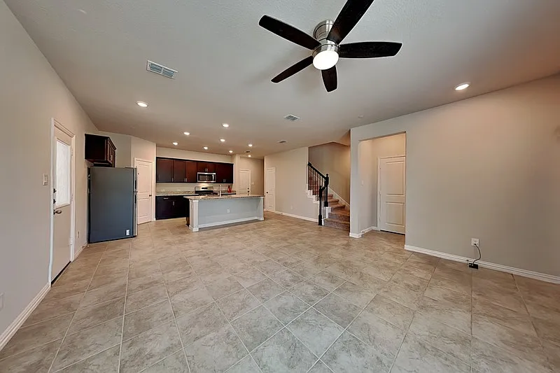 3 bed, 3.0 bath, 1952 sqft, $2,595 — Photo 2