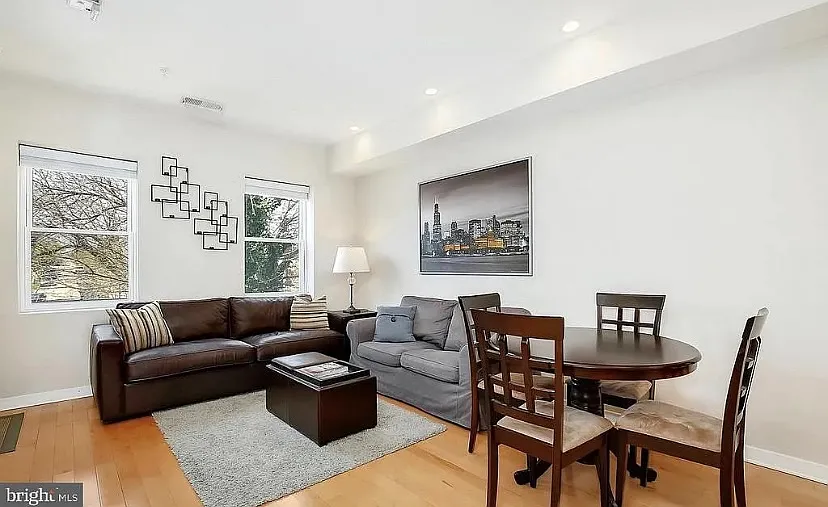 2 bed, 895 sqft, $3,300 — Photo 1