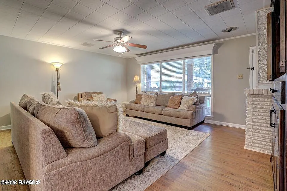 3 bed, 2.0 bath, 1800 sqft, $2,000 — Photo 4