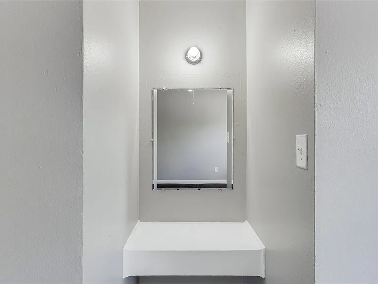122 E Crosstimbers St #117 — Photo 10