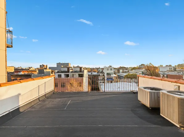 893 Myrtle Avenue image 17 of 25