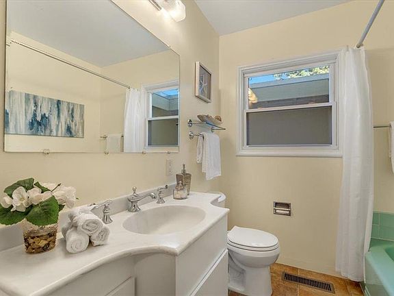 4th image of 685 Spargur Dr