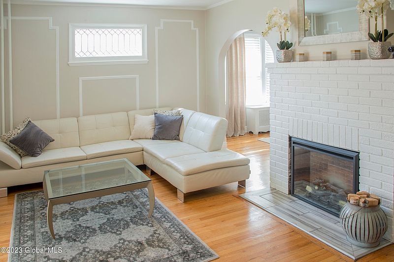 4th image of 36 Ryckman Avenue