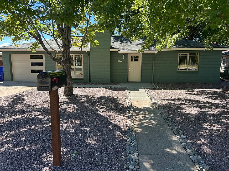 2809 E Lewis Dr