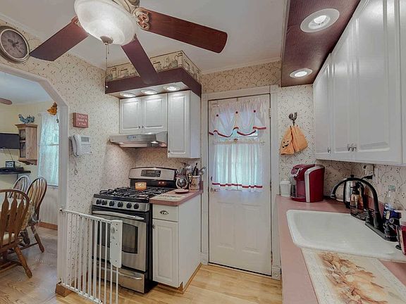 4th image of 103 Emerson Ave