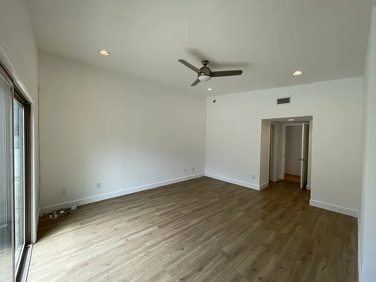 22526 Friar St — Photo 22