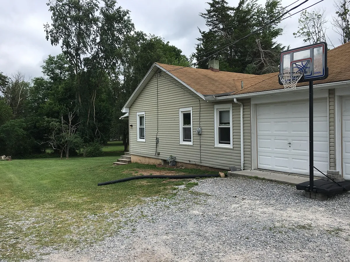 Building Photo - 2243 Sunset Ln
