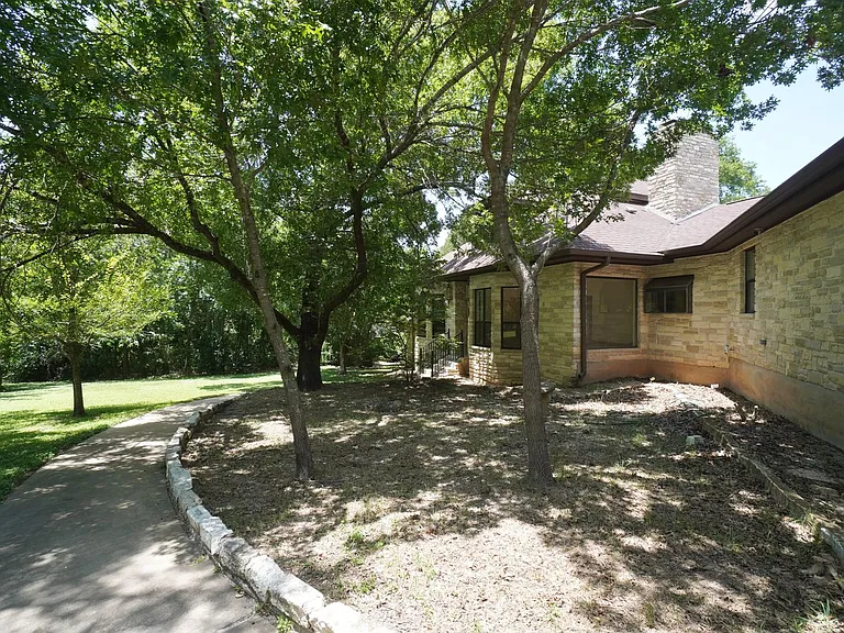 8 Woodhollow Trl — Photo 3