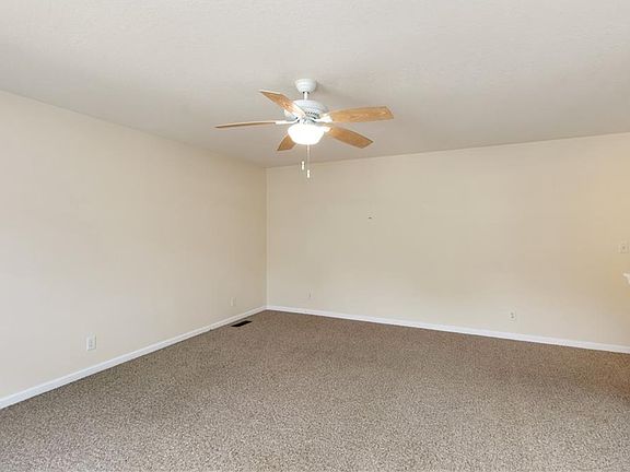 4th image of 950 Briarwood Ct