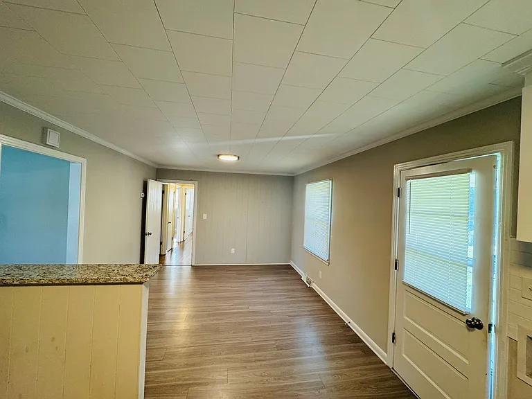 799 Sunderland Rd SW — Photo 5