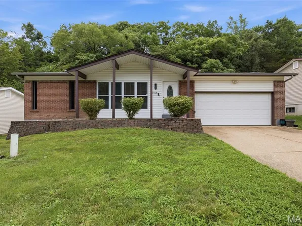 5018 Country Valley Dr, Imperial, MO 63052