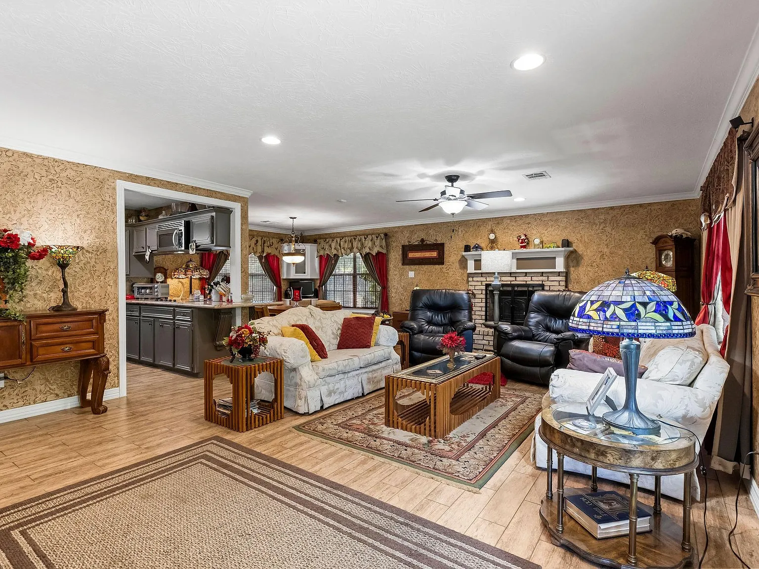 2 bed, 1.5 bath, 1300 sqft, $2,100 — Photo 4