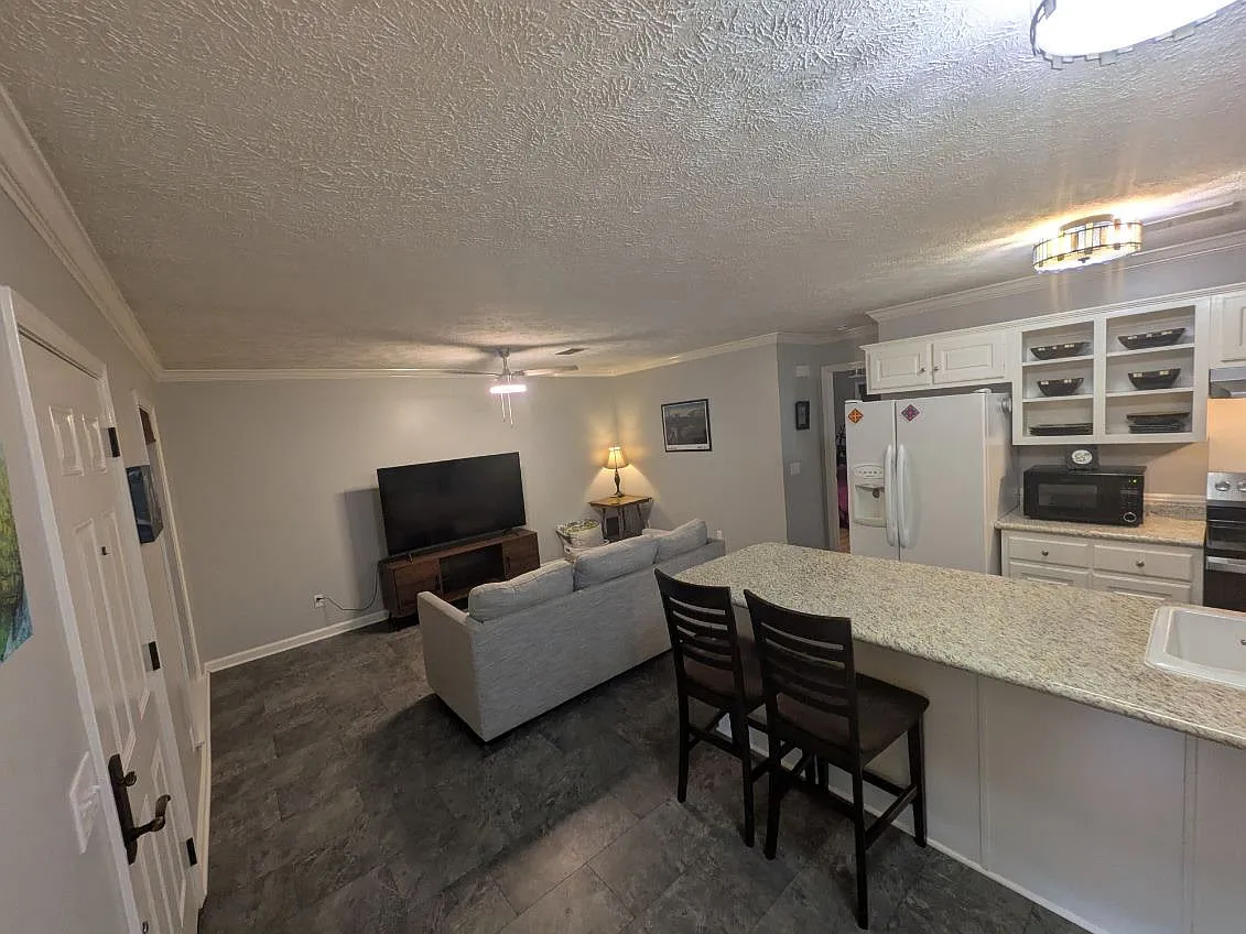 1 bed, 748 sqft, $1,600 — Photo 4