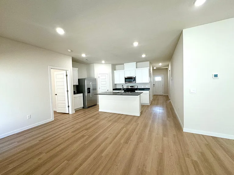 5382 Selah St — Photo 4