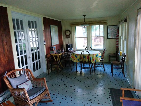 3rd image of 204 S Russell Dr