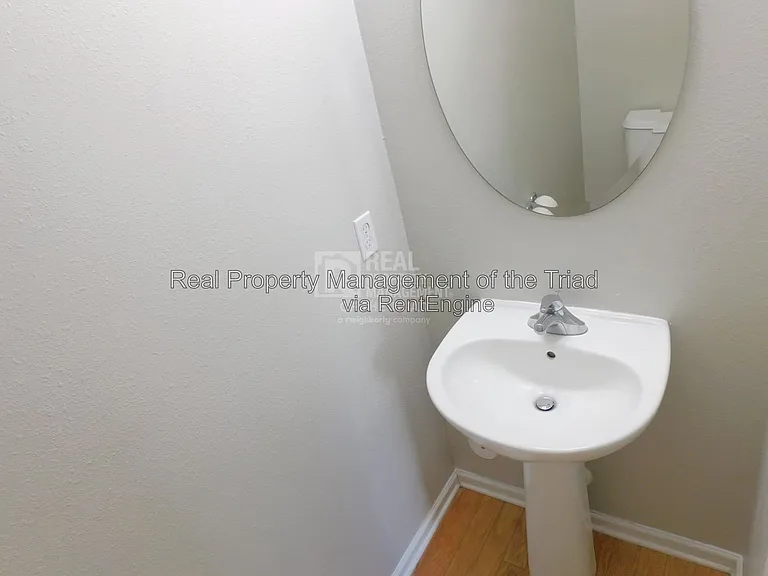 8 Rockport Ct — Photo 27