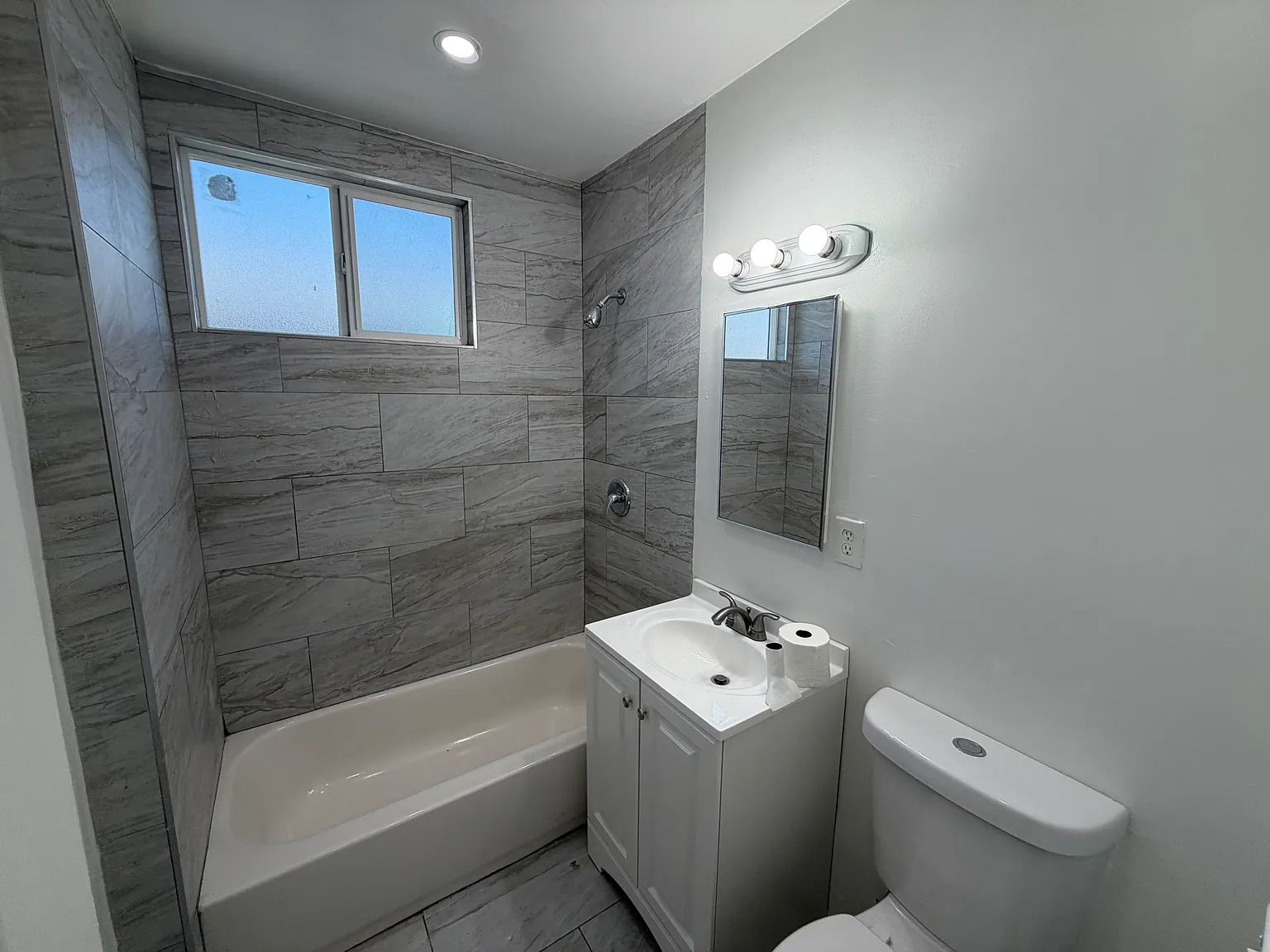 3 bed, 900 sqft, $2,675 — Photo 4