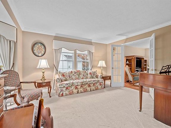 5th image of 127 Camelot Cir