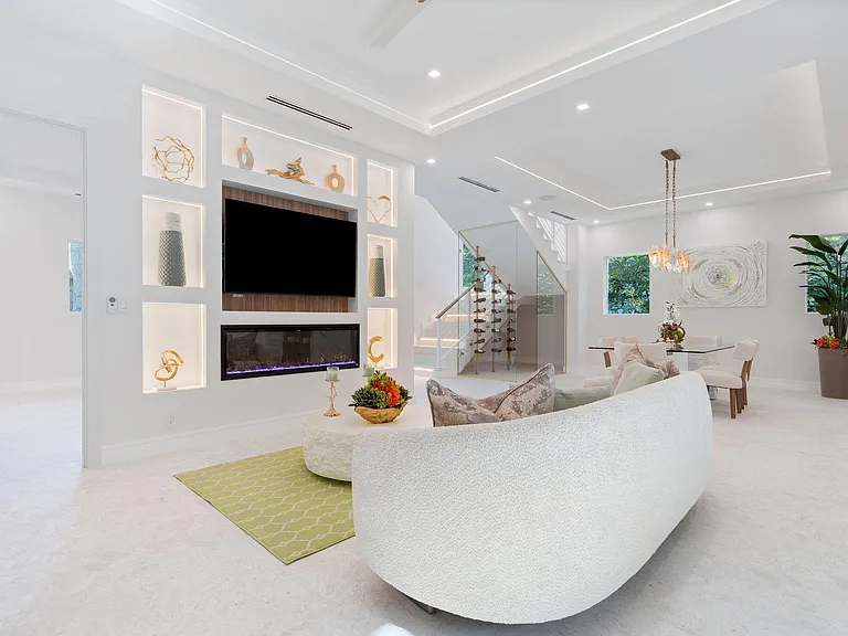114 Royal Ln — Photo 15