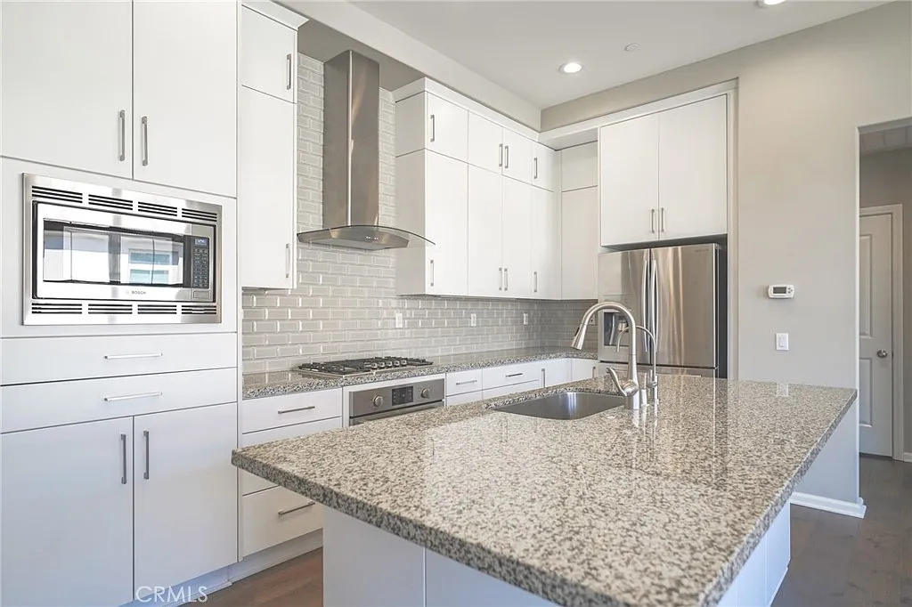 2 bed, 1131 sqft, $3,700 — Photo 2