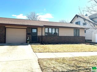 803 8th Ave, Sheldon, IA 51201
