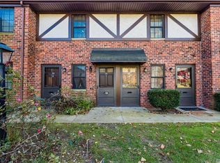 30 Pinebrook Pl, Bay Shore, NY 11706