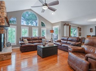811 Red Oak Ln, Sunrise Beach, MO 65079
