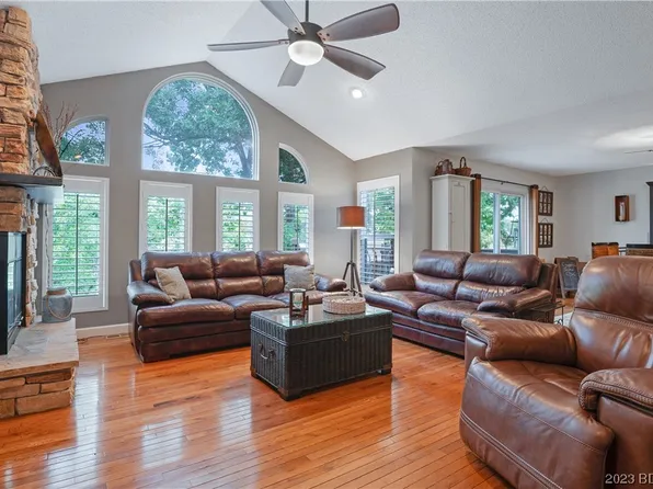 811 Red Oak Ln, Sunrise Beach, MO 65079